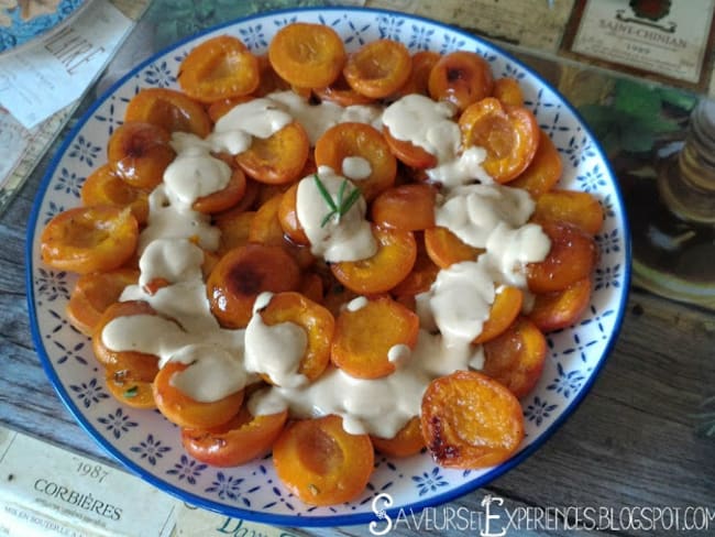 Abricots rôtis nappés de crème parfumée au romarin