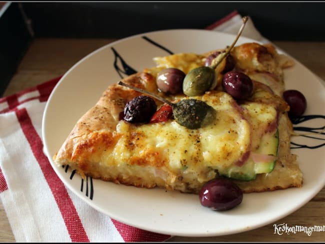 Pizza bianca courgettes olives et caprons (fruit du câprier)