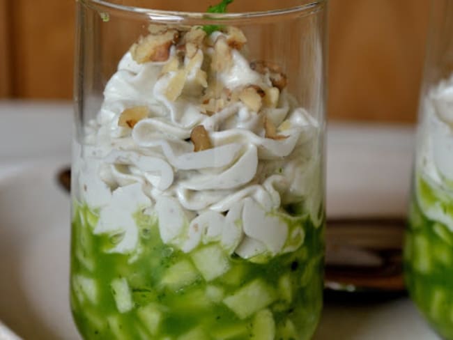 Verrine de concombre à la crème de chèvre, menthe et noix