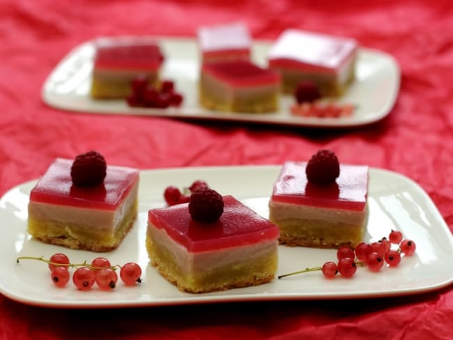 Gâteau crousti-fondant aux amandes, groseilles et framboises