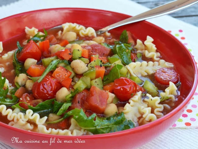 Minestrone aux pois chiches, poivrons, tomates cerise et roquette