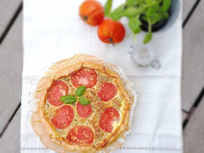 Tarte gourmande au thon, tomates, fromage de chèvre et basilic