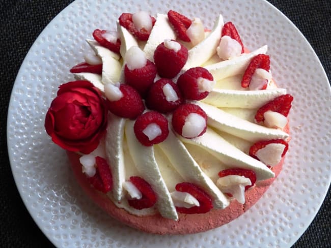 Pavlova framboise, rose, litchi comme un macaron Ispahan de Pierre Hermé