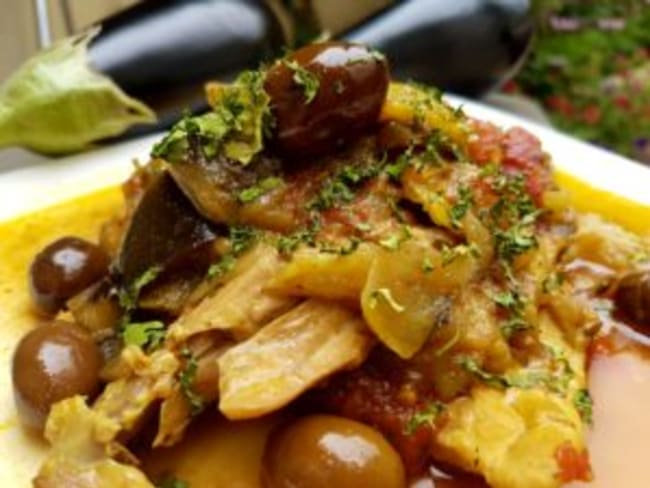 Tajine de poulet aux aubergines, tomates et olives