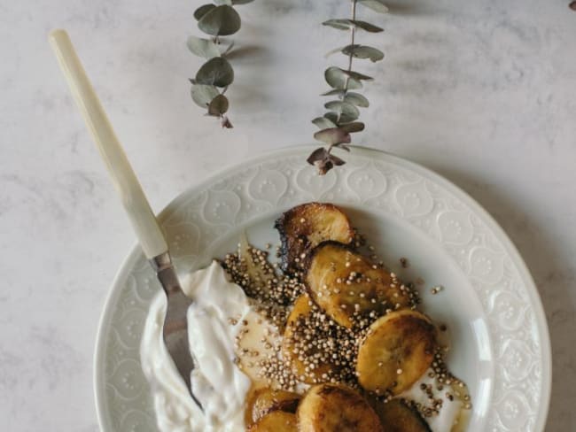 Banane plantain caramélisée à la noix de coco