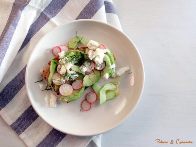 Tartines à l’avocat, radis, concombre et ricotta