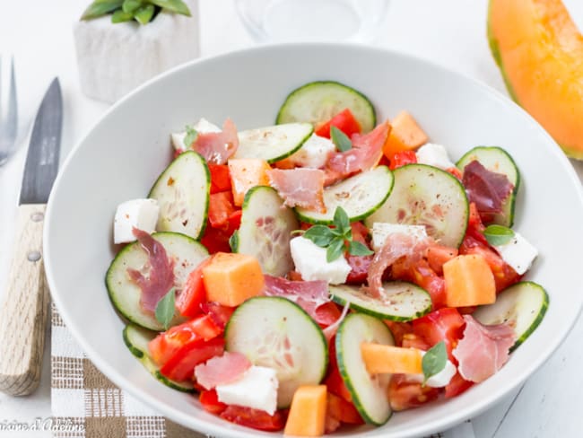 Salade estivale de concombre, tomate, melon, et mozzarella