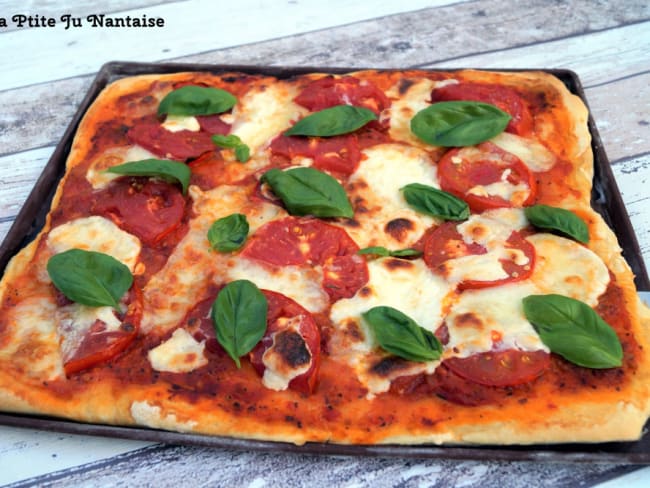 Pizza maison tomates basilic mozzarella burrata comme en Italie