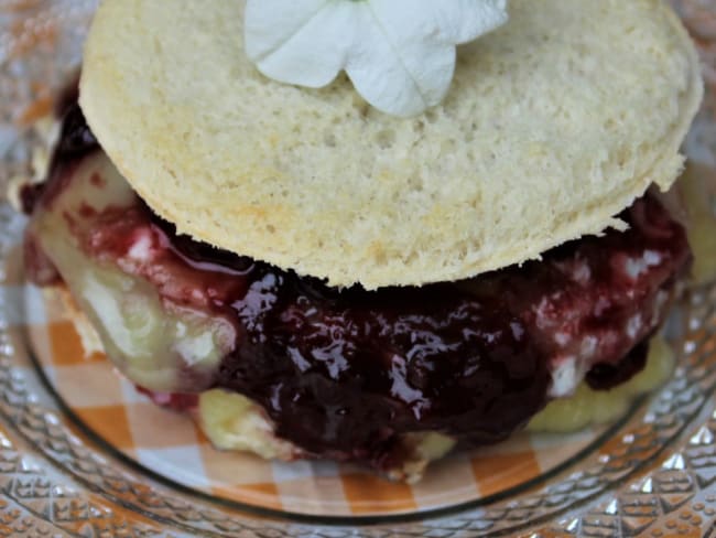 Millefeuille de fromage de Rocamadour à la confiture de cerises