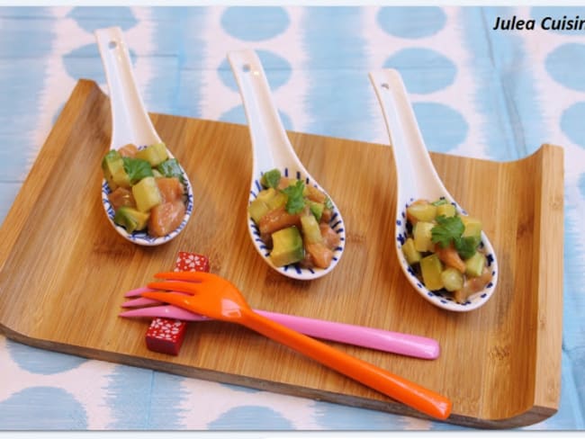 Tartare de saumon frais mariné, concombre et avocat