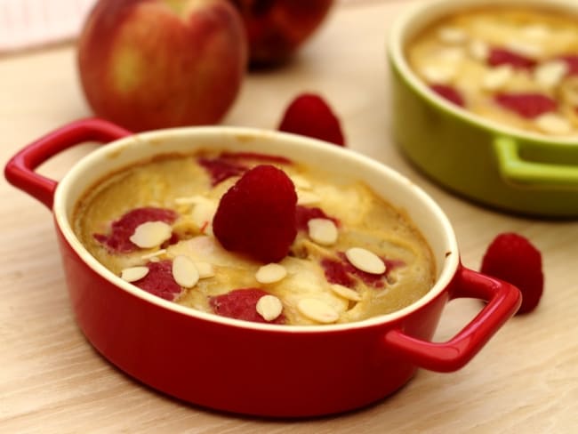 Clafoutis pêches et framboises au lait d'amande