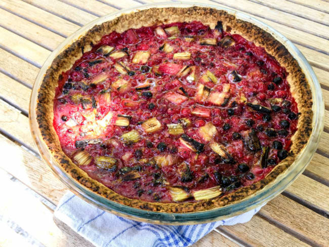 Tarte estivale aux groseilles et à la rhubarbe