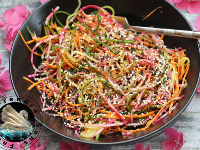 Salade de légumes multicolores en forme de spaghettis