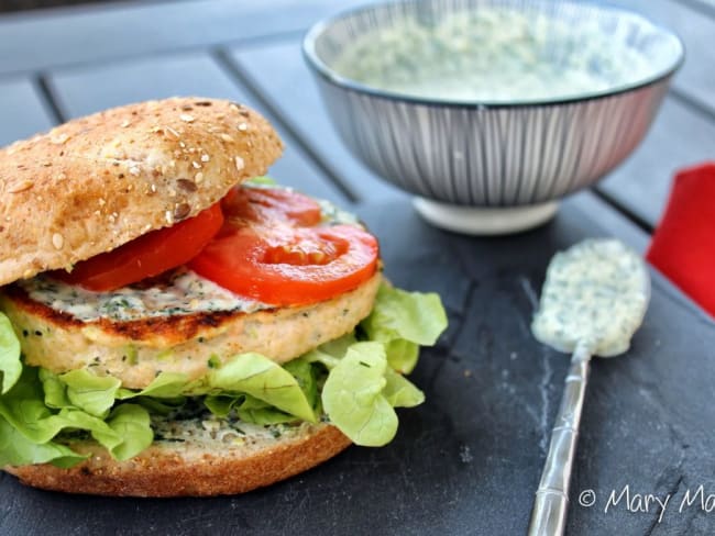 Burger au saumon, à la courgette et houmous vert