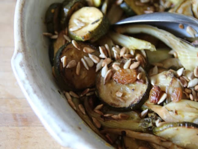 Légumes d'été aigres-doux aux raisins