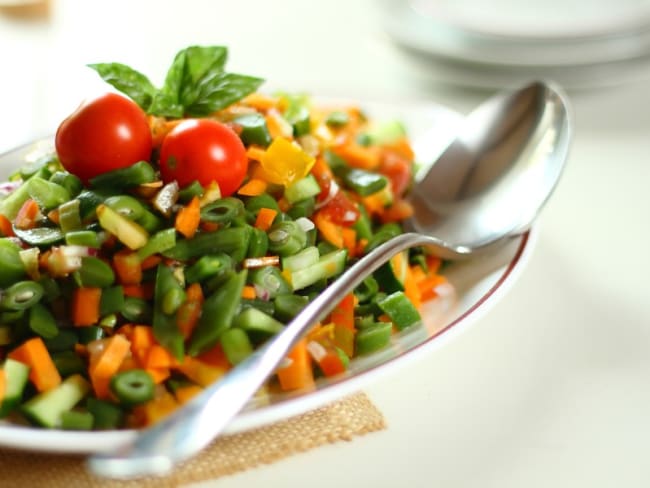 Salade fraîche de haricots, carottes, concombres et tomates comme un tartare