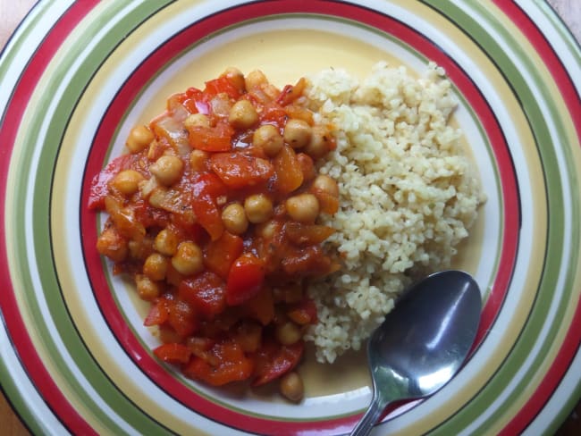 Ragoût épicé de pois chiches et poivrons, et bulgur citronné