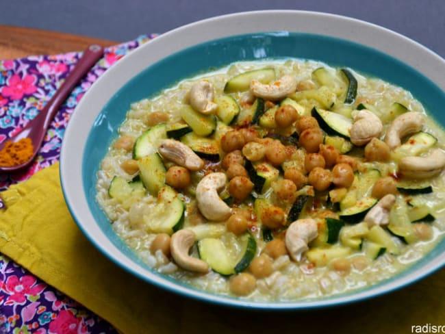 Délicieux curry de pois chiche au lait de coco et courgette