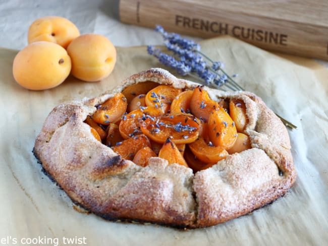 Tarte rustique sucrée aux abricots et à la lavande