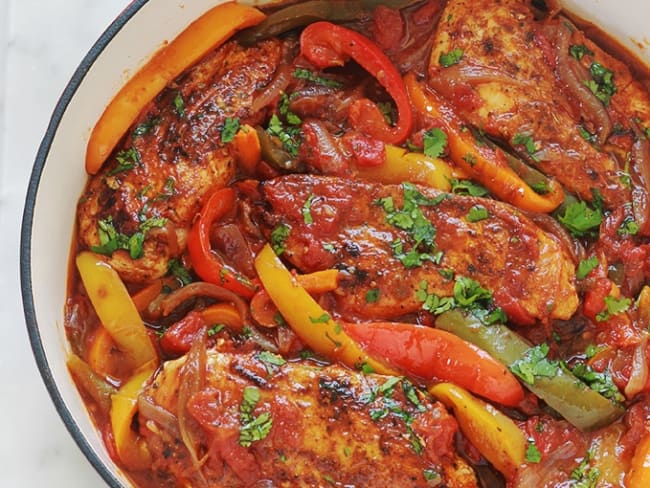 Poulet aux poivrons, oignons et tomates