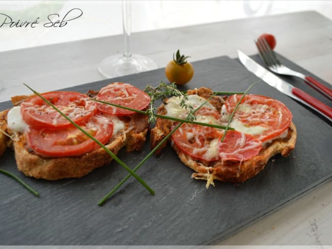 Tartines ensoleillées à la crème d'aubergines, tomates et mozzarella 