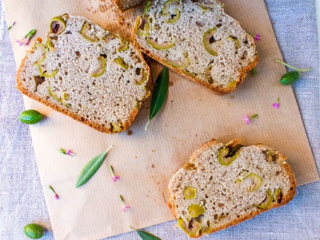 Cake salé aux olives et graines de fenouil végétalien