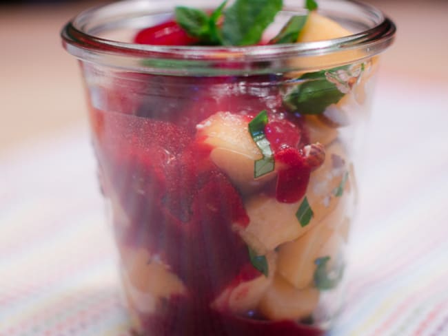 Verrine de melon aux noisettes et au basilic, arrosé d'un coulis de fruits rouges