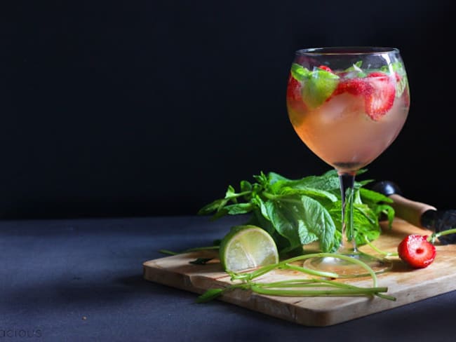 Cocktail sans alcool fraise, citron vert et menthe