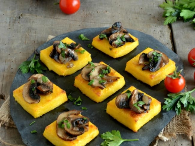 Toasts de polenta aux champignons persillés