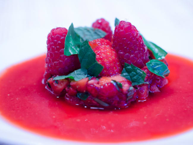 Tartare de fraises et de framboises, et son coulis