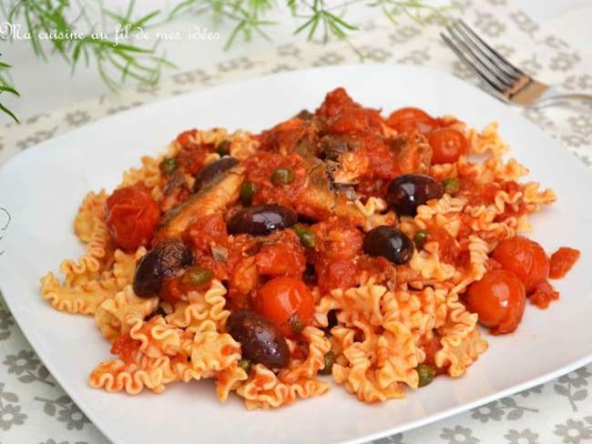 Délicieuses pâtes lasagnette aux sardines portugaises, sauce aux tomates cerise, olives et câpres