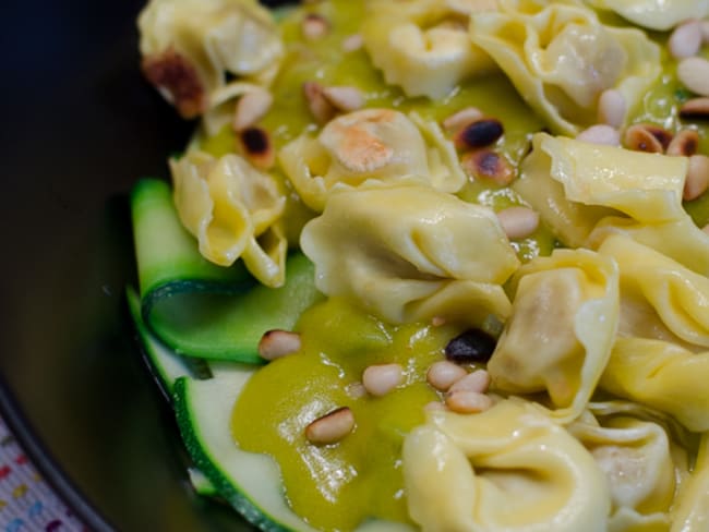 Salade de tagliatelles de courgette aux tortellinis et au guacamole