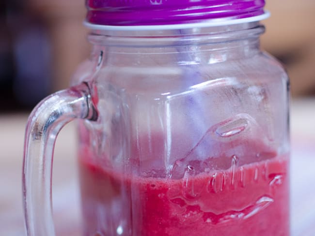 Smoothie aux framboises, à la banane et au kiwi