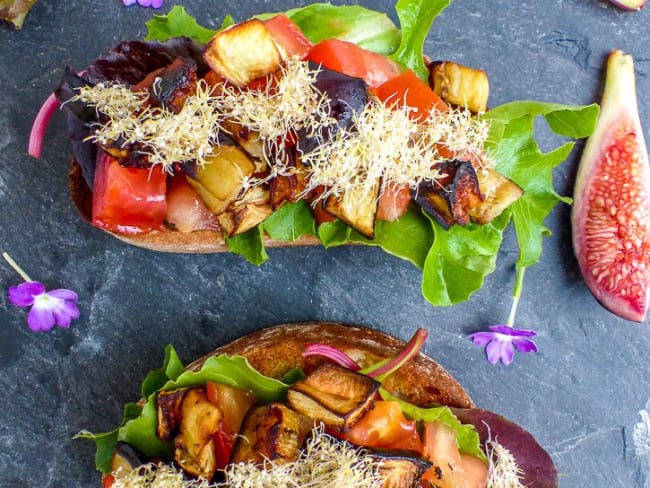 Bruschetta vegan au teff germé et légumes du soleil