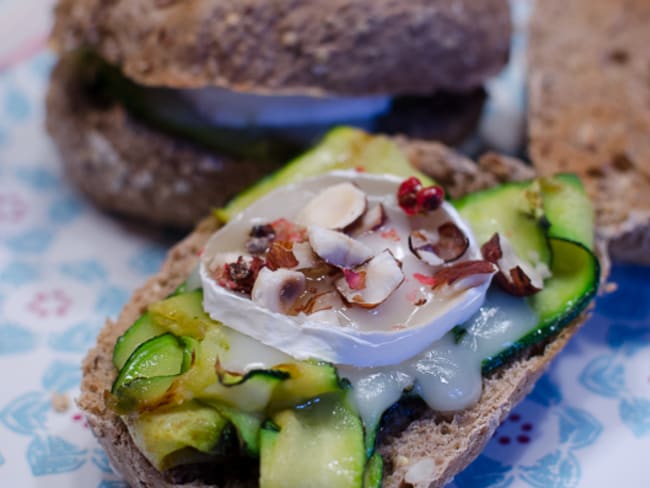 Sandwich à la courgette grillée, au chèvre et au miel