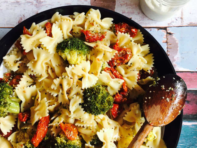 Salade de pâtes aux brocolis et tomates séchées 