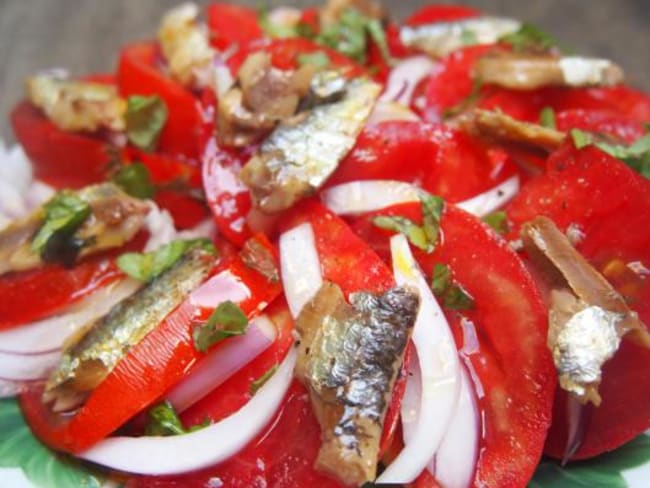 Salade de tomates à l’oignon rouge et aux sardinettes