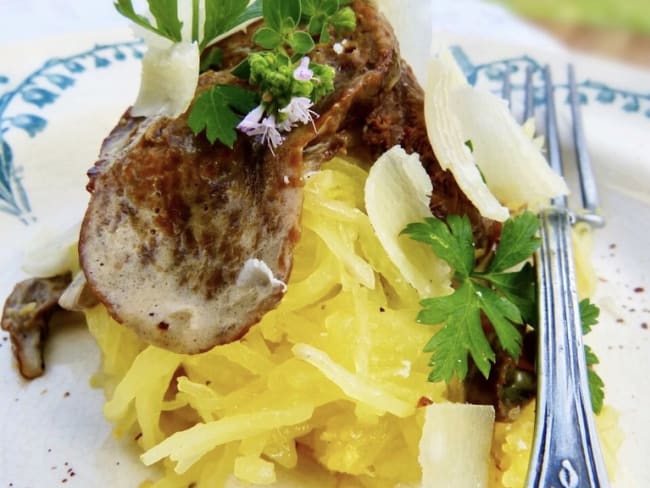 Courge spaghetti aux cèpes et copeaux de parmesan