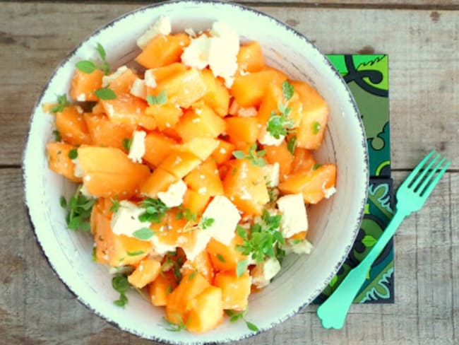 Salade de melon, feta, sirop d'érable et basilic