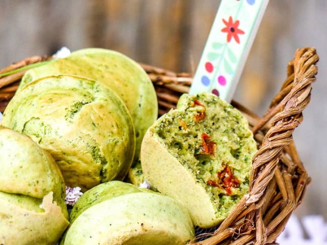 Muffins veganà la tomate confite et au basilic