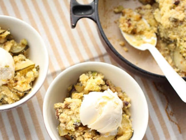 Crumble sucré aux courgettes et aux pistaches