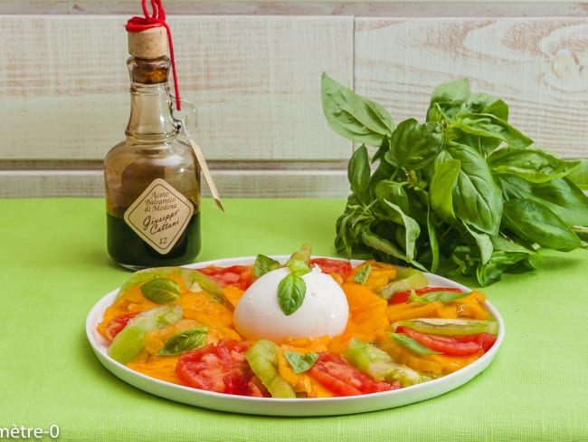 Salade caprese italienne, tomates, burrata, basilic et huile d'olive