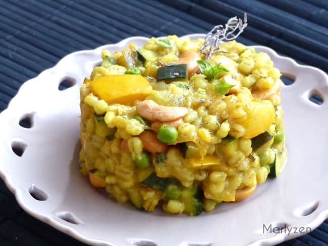 Curry d'orge perlé au pâtisson, à la courgette et aux petits pois