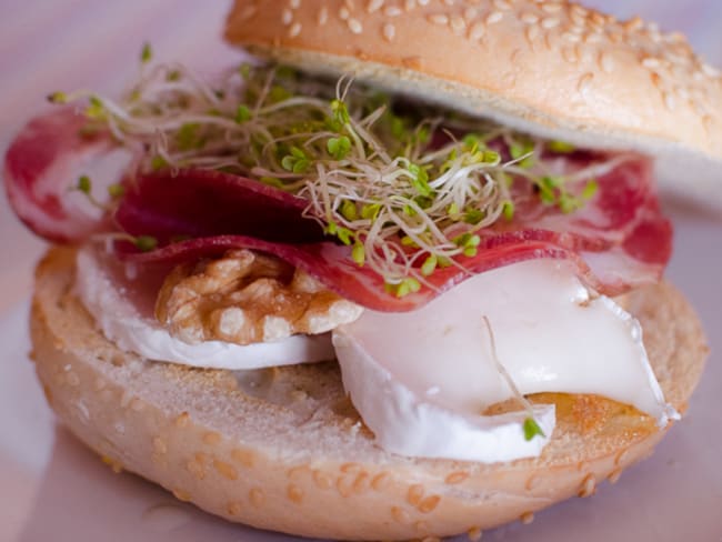 Bagel à la coppa, au chèvre et aux noix