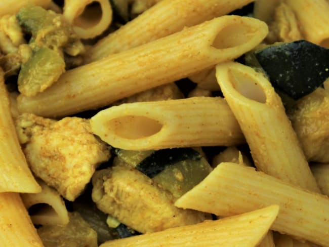 Pâtes Penne, Courgettes et Poulet au Curry