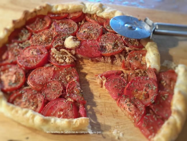 Tarte salée aux oignons frits moutarde herbes de Provence et tomates