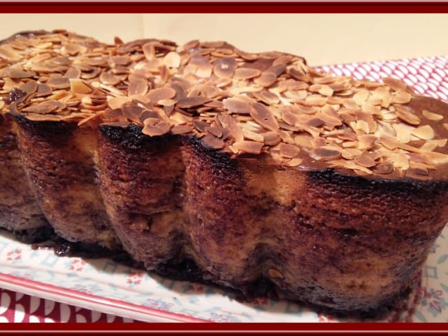 Cake à la vanille, au coulis de myrtilles et amandes