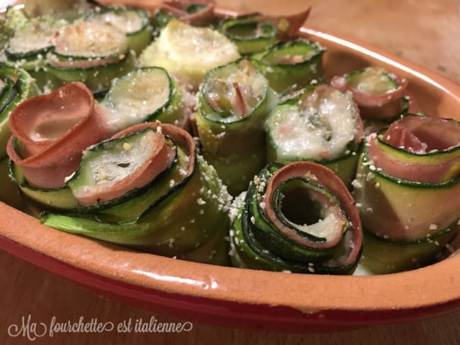 Mini-rouleaux de courgette, mortadelle et gorgonzola