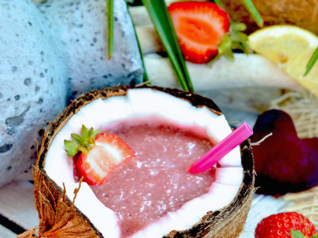 Smoothie énergisant  fraise, lait de coco, betterave et banane