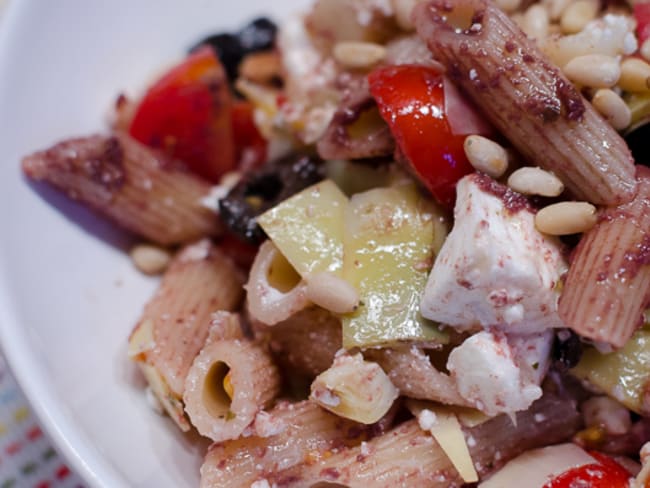 Salade de penne à la tapenade, aux tomates, et aux artichauts